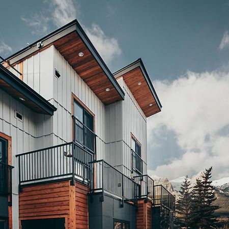 Basecamp Suites Канмор Экстерьер фото