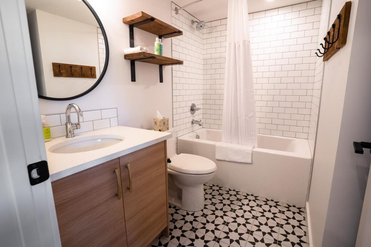 Basecamp Suites Канмор Экстерьер фото