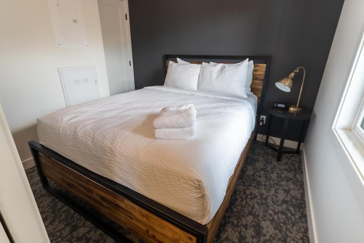 Basecamp Suites Канмор Экстерьер фото