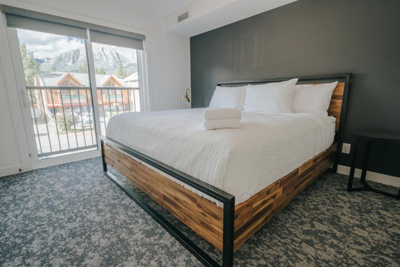 Basecamp Suites Канмор Экстерьер фото