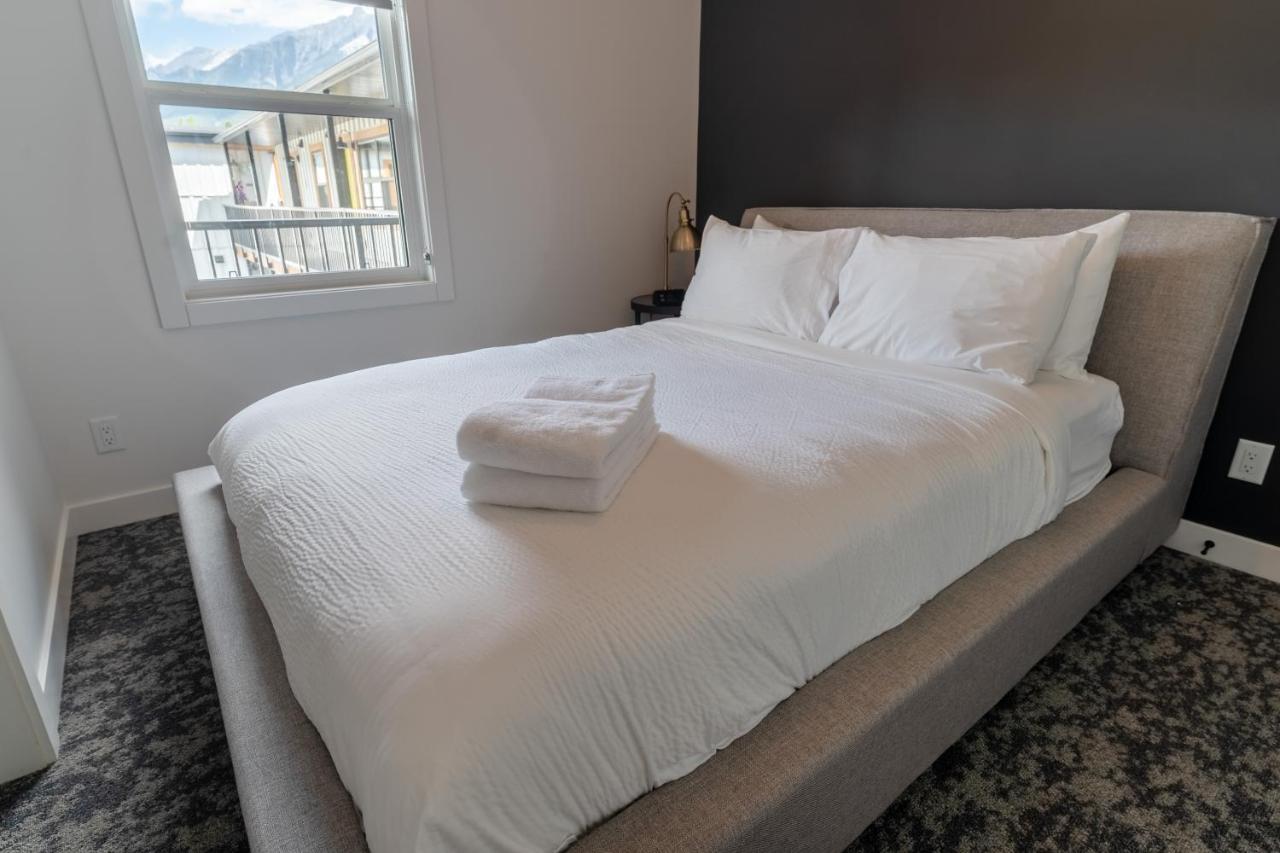 Basecamp Suites Канмор Экстерьер фото