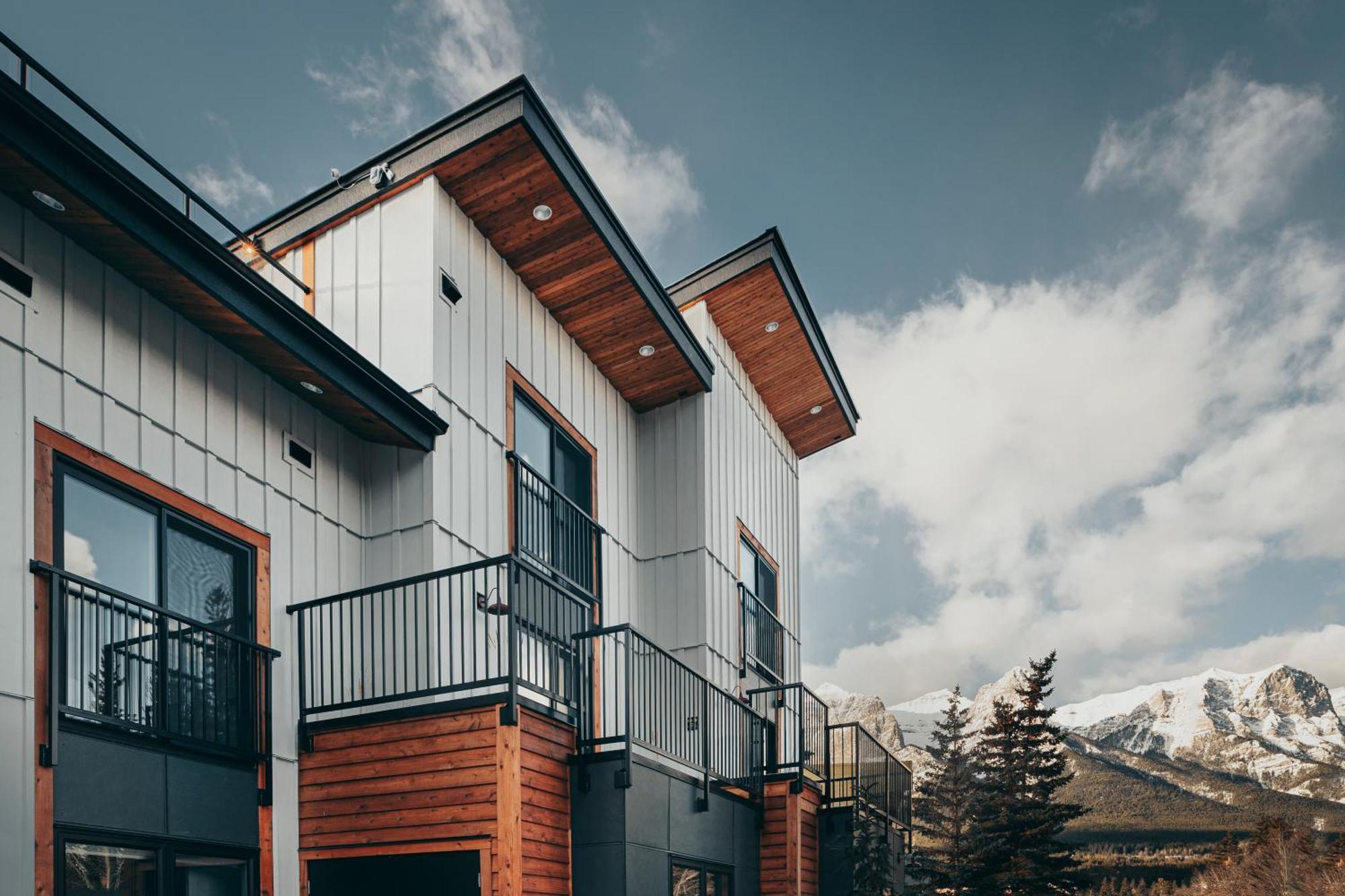 Basecamp Suites Канмор Экстерьер фото
