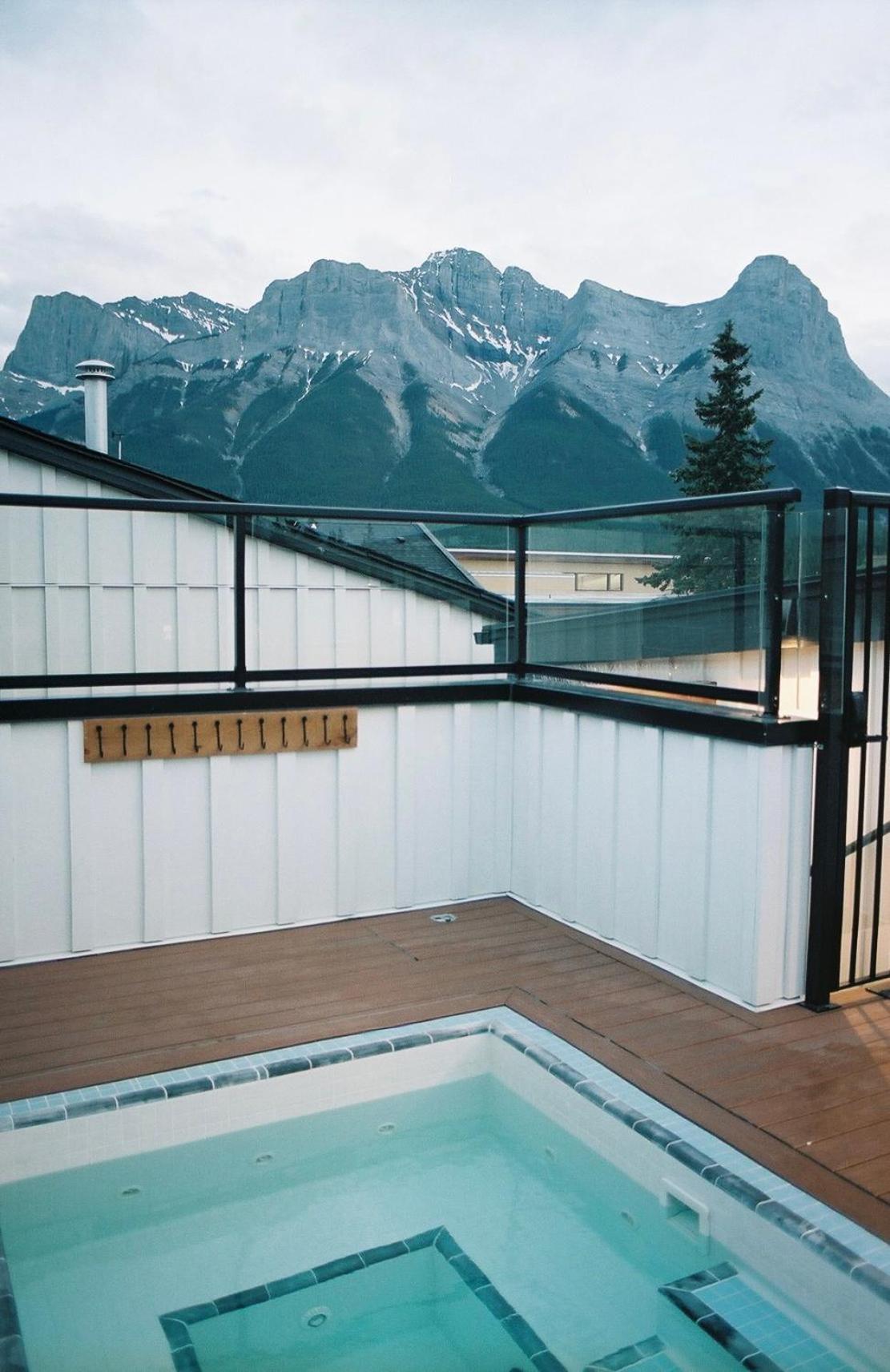 Basecamp Suites Канмор Экстерьер фото